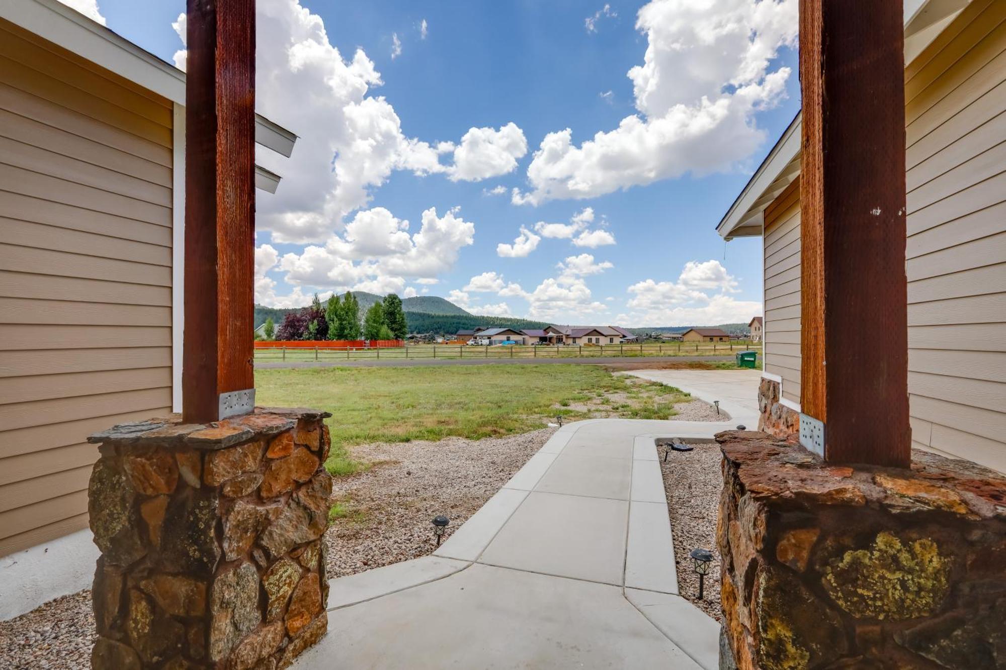 Vistas Bonitas Home With Patio 7 Mi To Snowbowl! 깃대 외부 사진